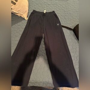 ALO Large Yoga Navy Muse Pants. EUC.